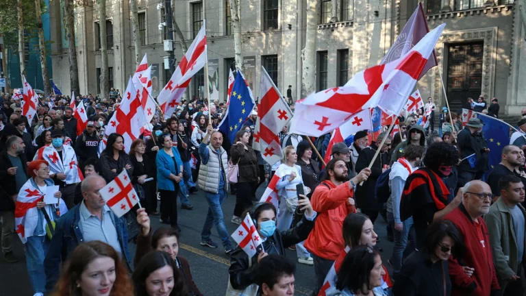 Тбилиси в огне: Дворец президента пытаются взять штурмом: массовые протесты в Грузии в день выборов ap25277516268622 768x432